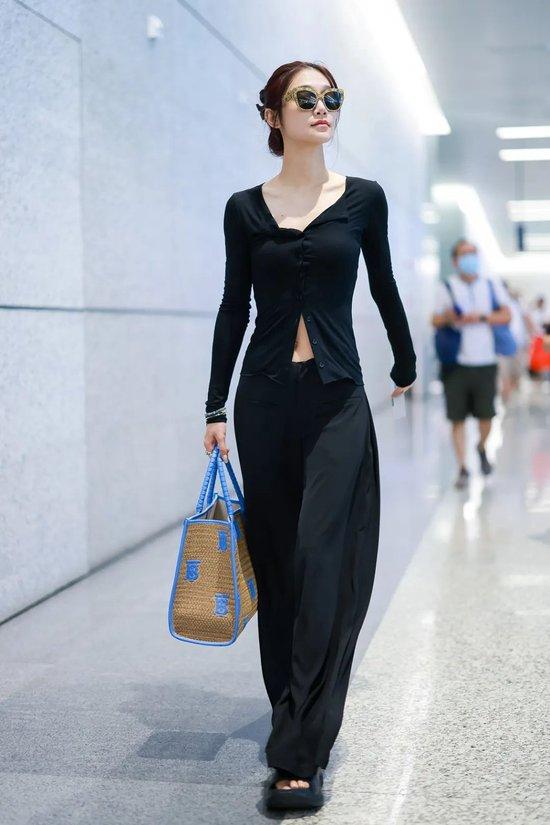 街拍明星穿百褶裙搭配图片_明星穿搭街拍_明星时尚街拍