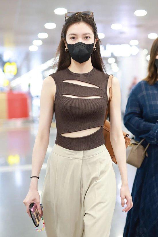 街拍明星穿百褶裙搭配图片_明星时尚街拍_明星穿搭街拍