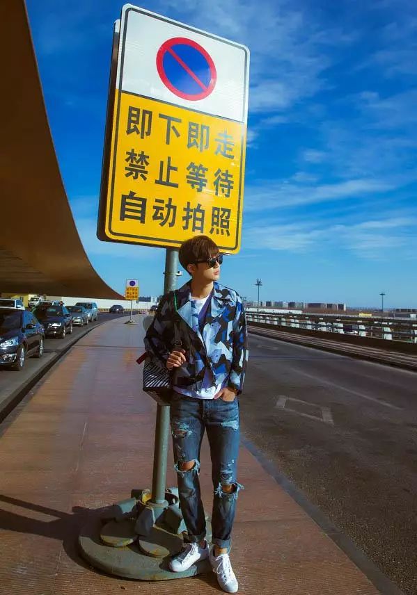 街拍明星夏季穿搭图片_明星穿搭街拍_街拍明星穿百褶裙搭配图片