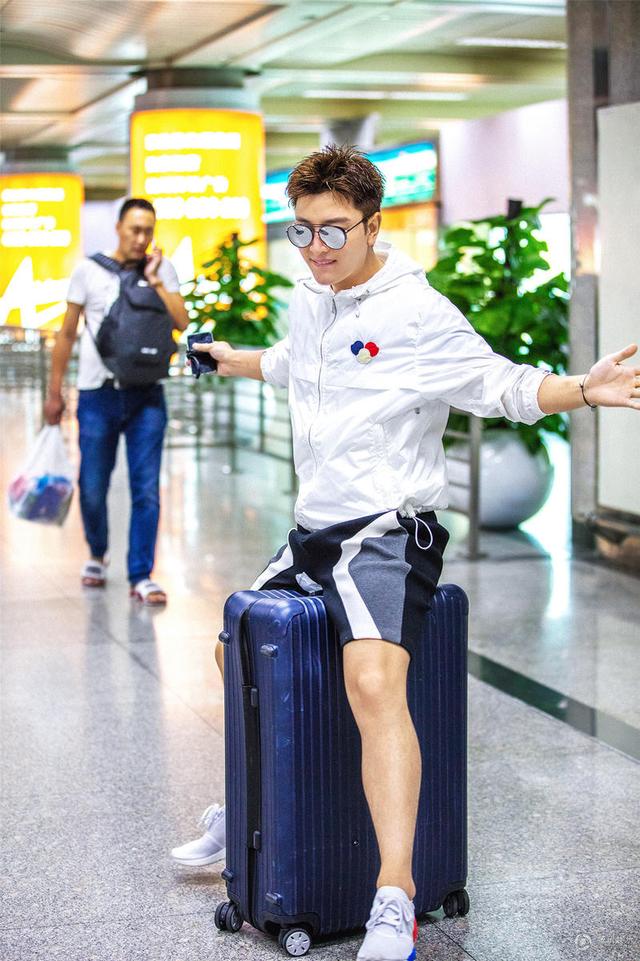 街拍明星穿百褶裙搭配图片_明星穿搭街拍_街拍明星夏季穿搭图片