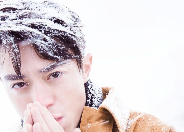 霍建华胡歌北海道时尚大片 冰雪男神基情满满