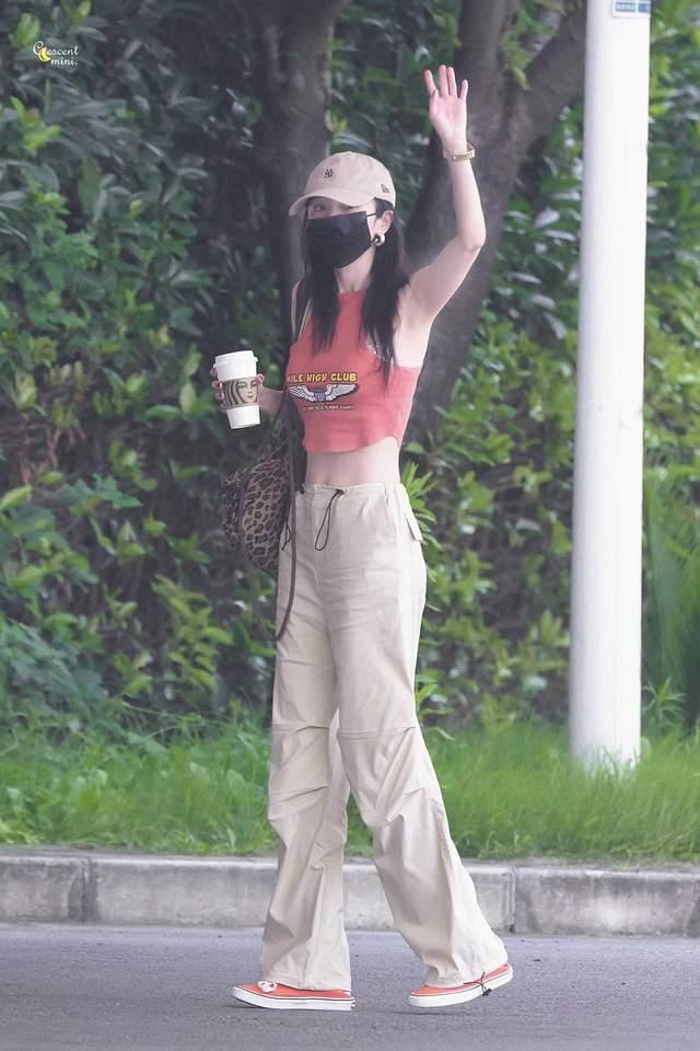 明星穿搭街拍_周迅街拍穿搭图片裙子_街拍穿搭传送门的微博