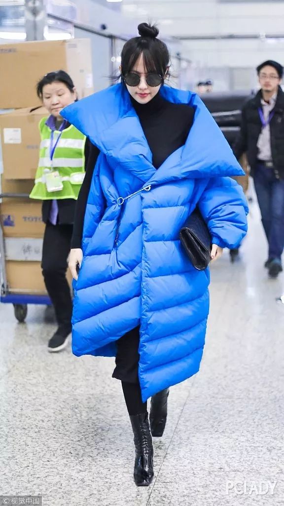 街拍明星穿百褶裙搭配图片_明星时尚街拍_明星穿搭街拍
