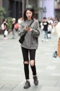 街拍街头亮眼白牙的美女穿着独特的