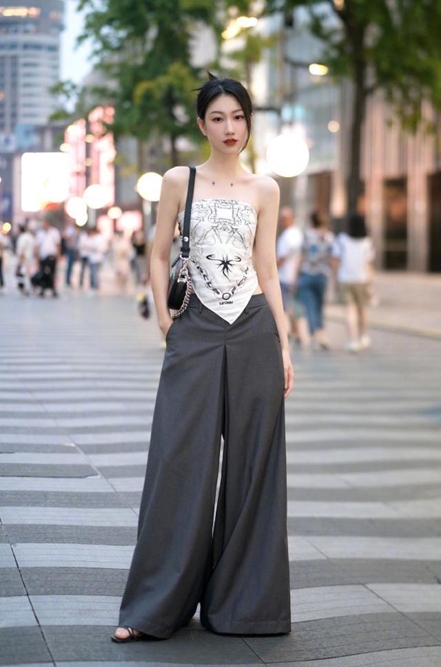 时尚搭配街拍_街拍时尚穿搭_街拍搭配时尚的衣服