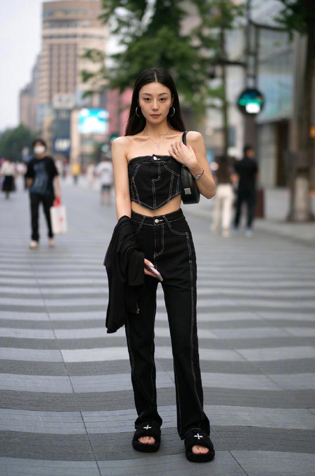 街拍搭配时尚的衣服_街拍时尚穿搭_时尚搭配街拍