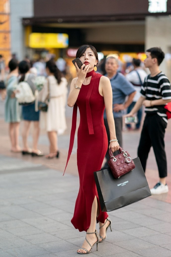 2016明星街拍穿搭图片_明星穿搭街拍_周迅街拍穿搭图片