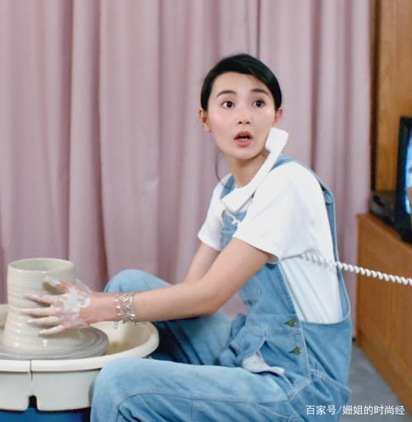 街拍明星夏季穿搭图片_街拍明星穿百褶裙搭配图片_明星穿搭街拍