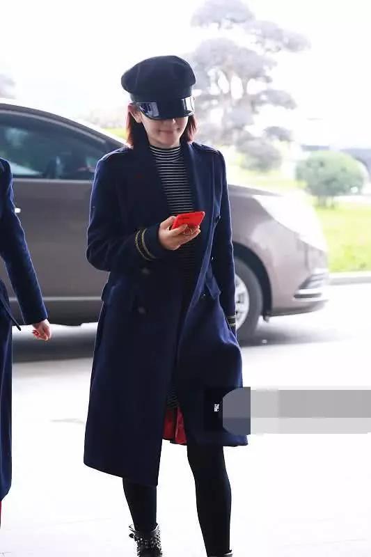 女明星们变了！往日机场街拍走性感路线，如今一个比一个穿得多