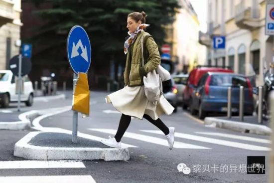 街拍搭配图_街拍搭配时尚的衣服_时尚搭配街拍