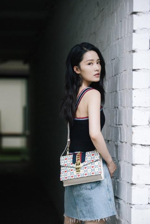 明星穿搭街拍_成都美女穿搭街拍_明星街拍穿搭造型示范