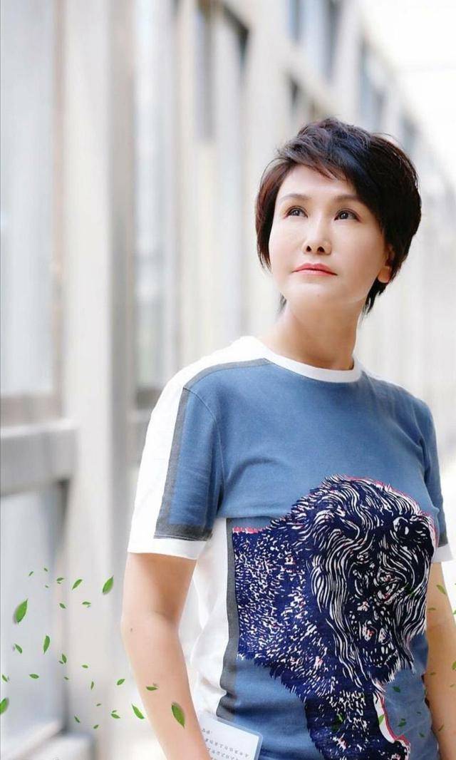 时尚搭配街拍_上海街拍时尚搭配_最新冬装时尚搭配街拍