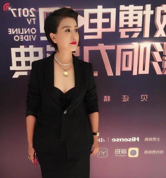 最新冬装时尚搭配街拍_时尚搭配街拍_上海街拍时尚搭配