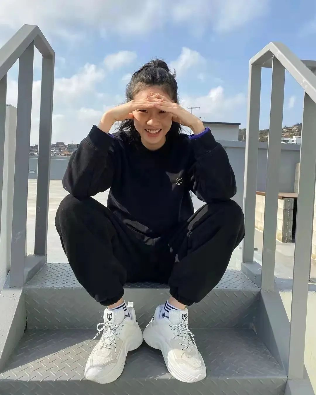 明星穿搭街拍_街拍明星穿百褶裙搭配图片_街拍明星夏季穿搭图片
