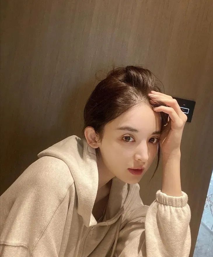 街拍明星夏季穿搭图片_街拍明星穿百褶裙搭配图片_明星穿搭街拍