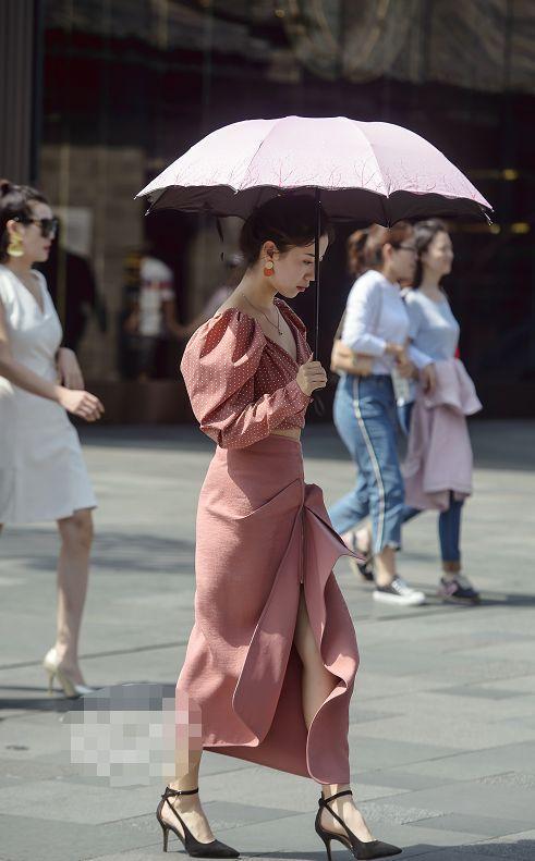 街拍搭配时尚的衣服_街拍时尚穿搭_时尚搭配街拍