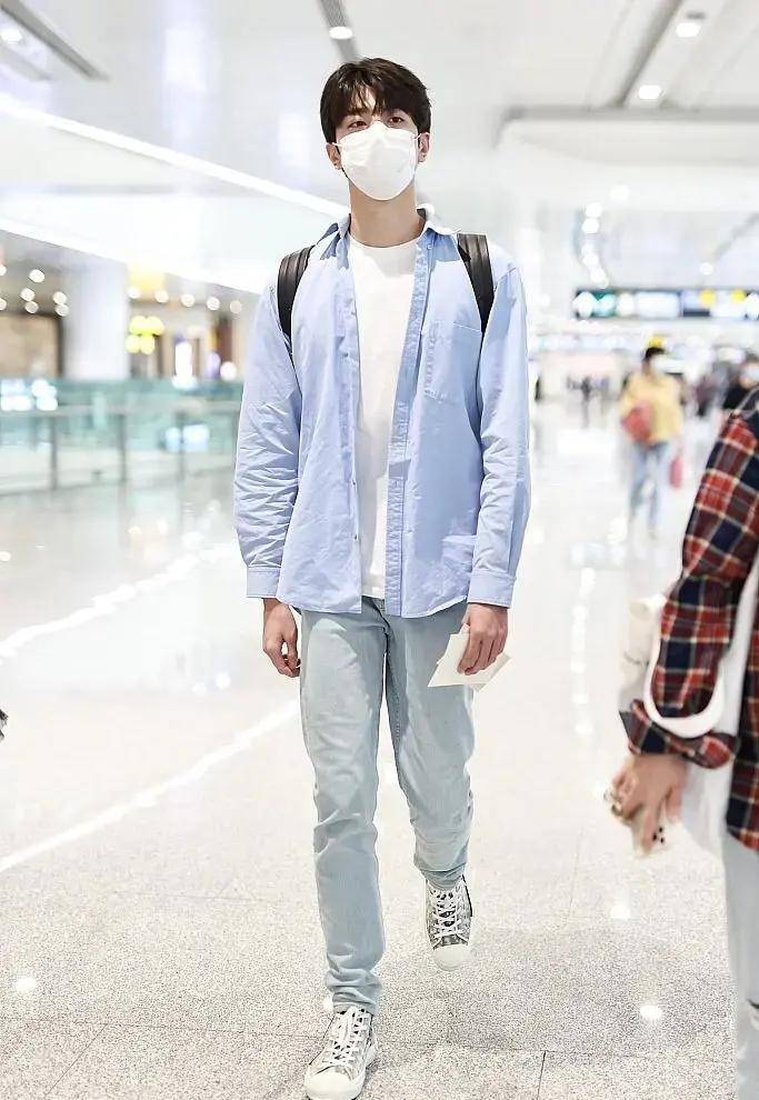 明星穿搭街拍_街拍明星穿百褶裙搭配图片_明星街头穿搭