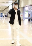 演员机场街拍罗云熙喜欢穿白袜马天