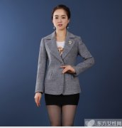 冬季毛呢短外套搭长筒靴 让你显高又
