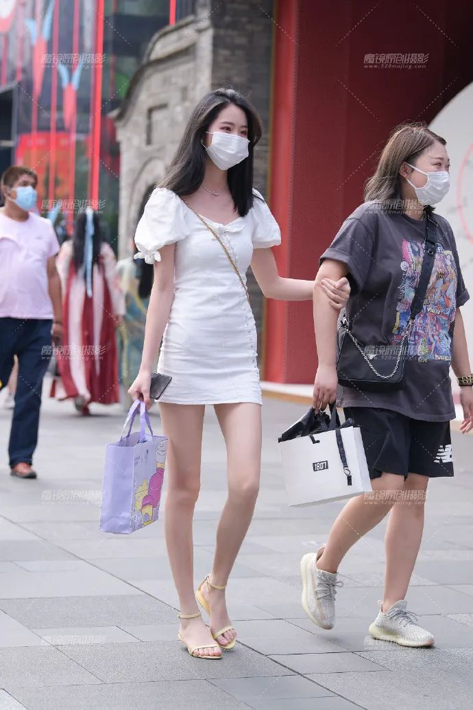 街拍明星夏季穿搭图片_明星穿搭街拍_街拍明星穿百褶裙搭配图片