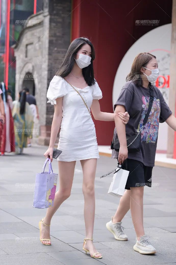街拍明星夏季穿搭图片_明星穿搭街拍_街拍明星穿百褶裙搭配图片