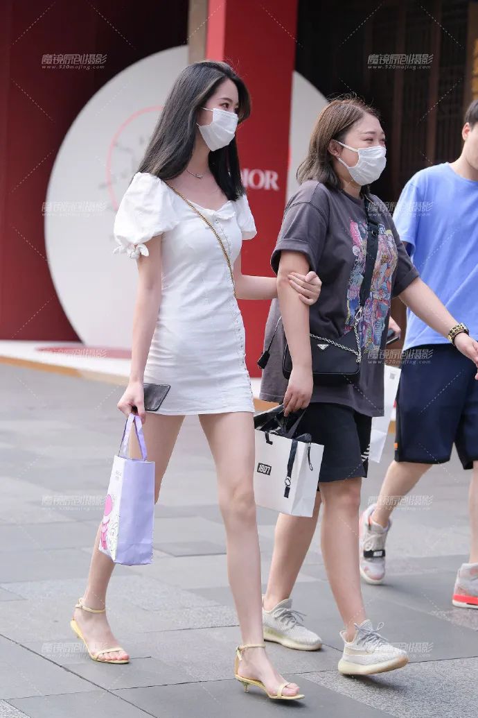 明星穿搭街拍_街拍明星穿百褶裙搭配图片_街拍明星夏季穿搭图片