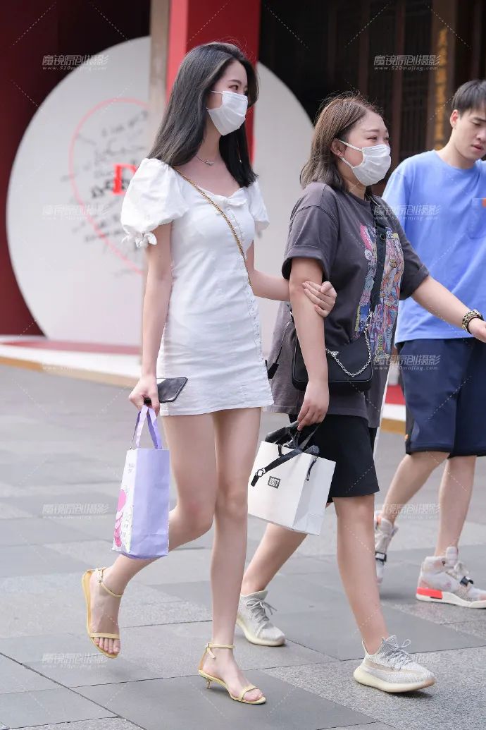 街拍明星夏季穿搭图片_明星穿搭街拍_街拍明星穿百褶裙搭配图片