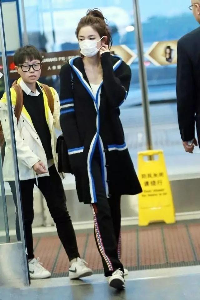 街拍明星穿百褶裙搭配图片_街拍明星夏季穿搭图片_明星穿搭街拍