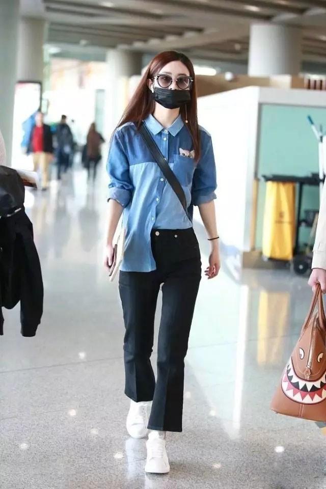 街拍明星夏季穿搭图片_街拍明星穿百褶裙搭配图片_明星穿搭街拍