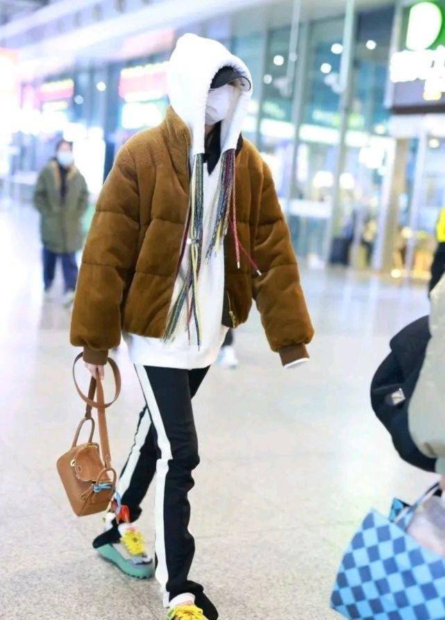 女明星街拍穿搭_明星穿搭街拍_明星街拍连衣裙