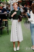 卫衣怎么搭配 学韩国街拍穿出少女风