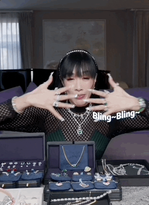 明星街拍穿搭造型示范_明星穿搭街拍_牛仔衣搭裙子明星街拍