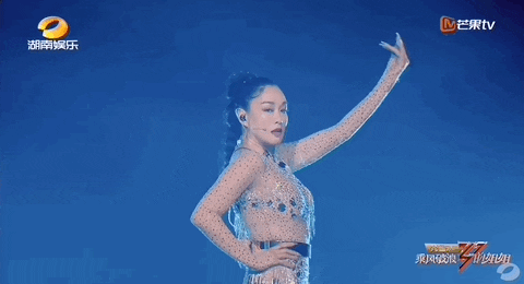 明星穿搭街拍_牛仔衣搭裙子明星街拍_明星街拍穿搭造型示范