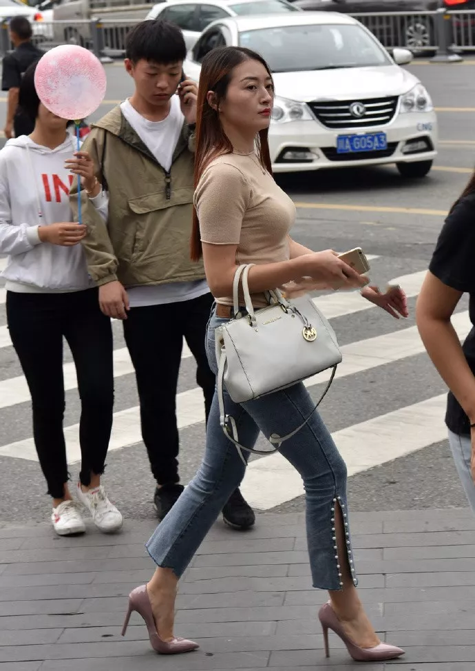 时尚搭配街拍_街拍搭配时尚女装_街拍搭配时尚的衣服