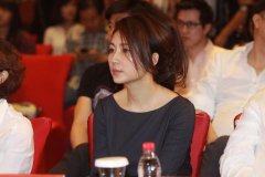王小丫素颜的样子真是栩栩如生脸色