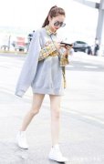 刘芸戚薇等明星的街拍时尚照卫衣衬