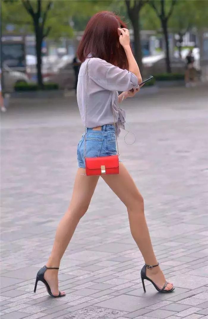 时尚搭配街拍_街拍时尚穿搭_街拍搭配时尚图片