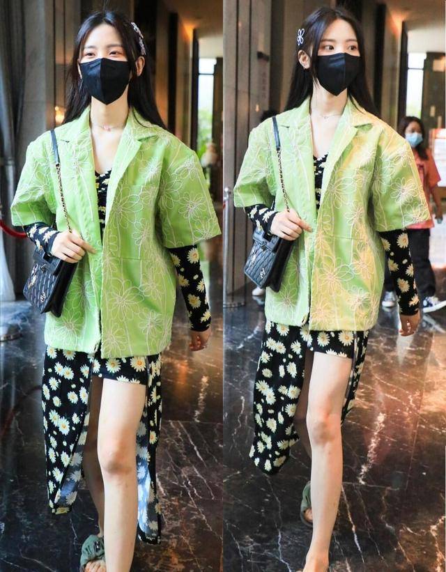 街拍明星夏季穿搭图片_街拍明星穿百褶裙搭配图片_明星穿搭街拍