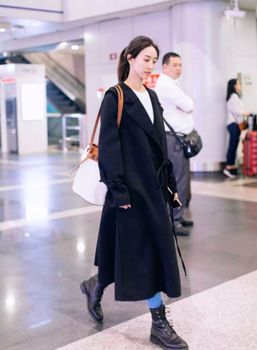 街拍美女穿搭_明星穿搭街拍_周迅街拍穿搭图片