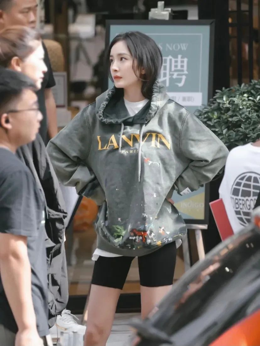 明星穿搭街拍_街拍明星穿百褶裙搭配图片_街拍明星夏季穿搭图片
