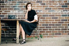 Carmen Hamilton简约穿搭哲学的时髦指南
