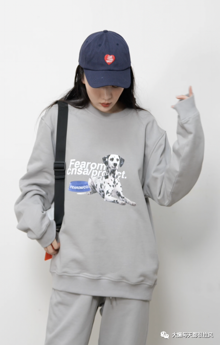 街拍明星穿百褶裙搭配图片_明星街头穿搭_明星穿搭街拍