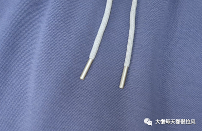 明星街头穿搭_明星穿搭街拍_街拍明星穿百褶裙搭配图片