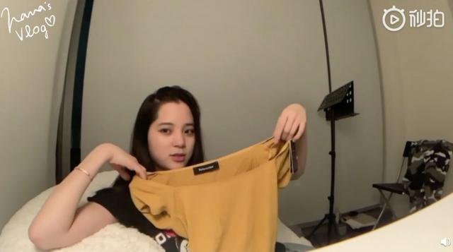 明星街头穿搭_明星穿搭街拍_街拍明星穿百褶裙搭配图片