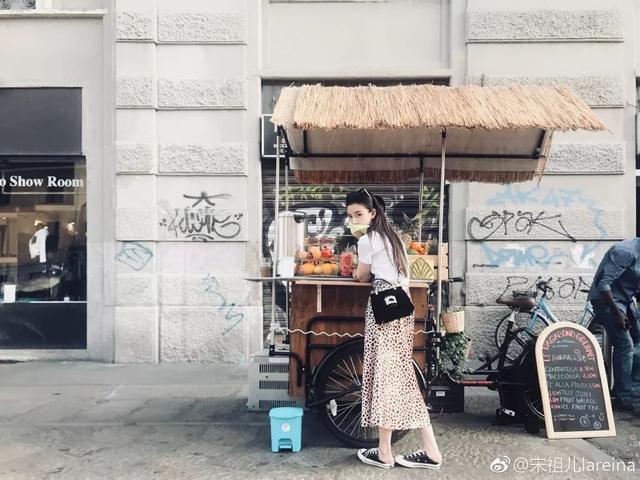 明星穿搭街拍_明星街头穿搭_街拍明星穿百褶裙搭配图片