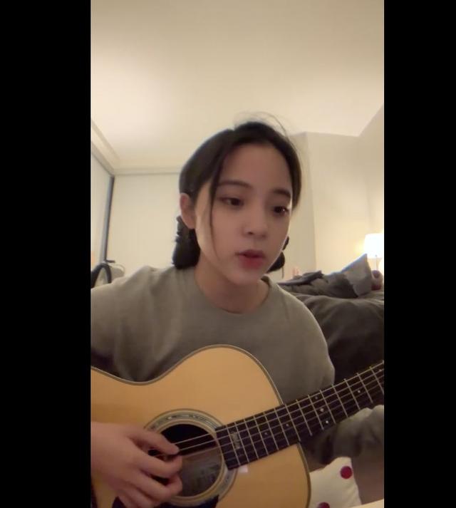 明星穿搭街拍_街拍明星穿百褶裙搭配图片_明星街头穿搭