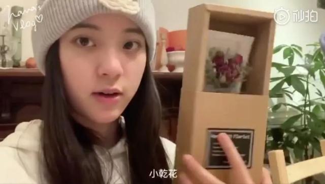 街拍明星穿百褶裙搭配图片_明星穿搭街拍_明星街头穿搭
