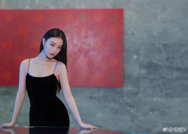 街拍明星穿百褶裙搭配图片_明星穿搭街拍_明星街头穿搭