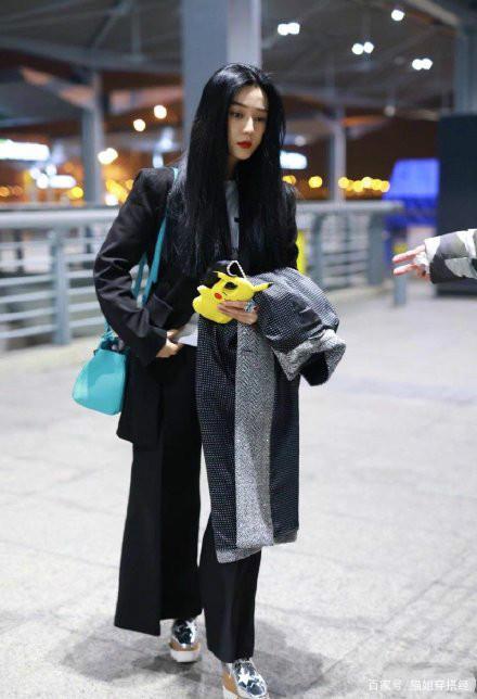 明星穿搭街拍_牛仔衣搭裙子明星街拍_欧美达人街拍穿搭示范