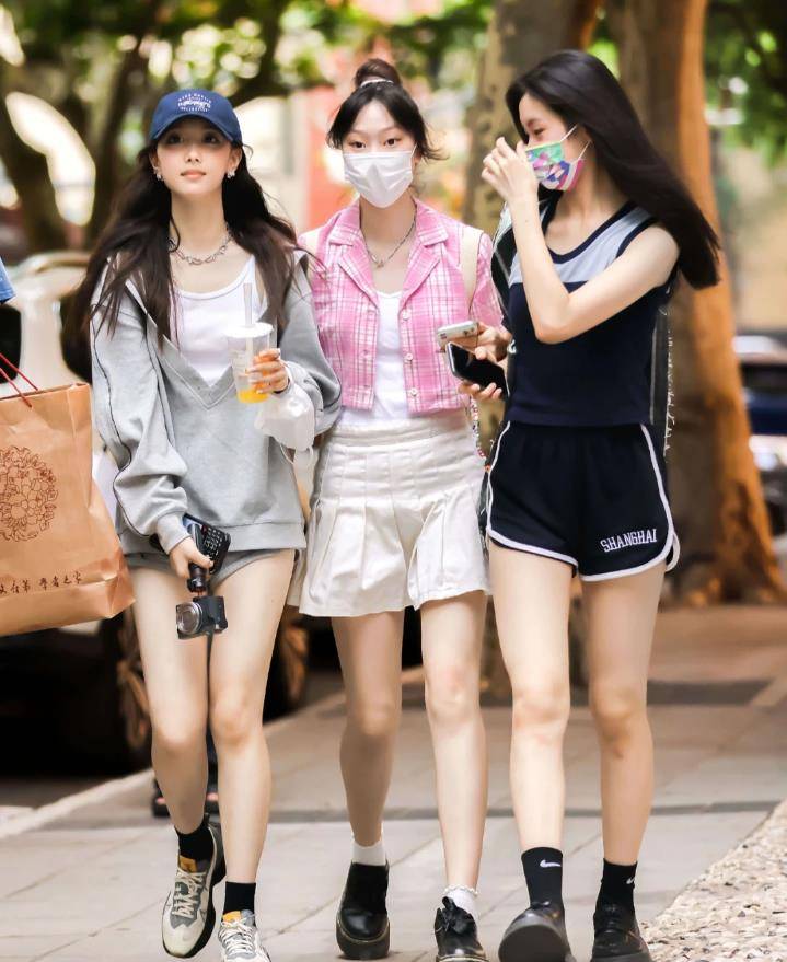 街拍搭配时尚的衣服_时尚搭配街拍_街拍搭配图